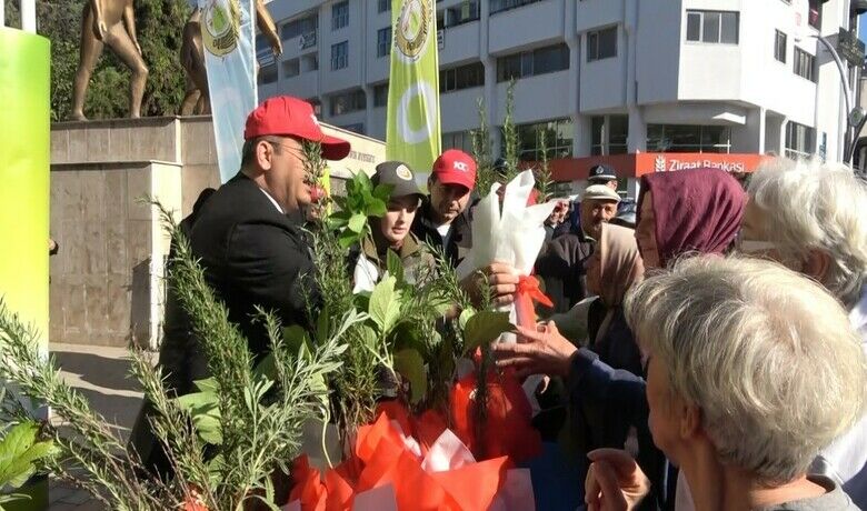 Bafra’da 40 bin fidan dağıtıldı
 - Samsun’un Bafra ilçesinde, Orman İşletme Müdürlüğü tarafından "11 Kasım Ağaçlandırma Günü" etkinliği kapsamında 40 bin fidan dağıtıldı.