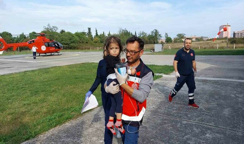 2 yaşındaki kız çocuğununyardımına ambulans helikopter yetişti - Samsun’da daha önce karaciğer nakli olan 2 yaşındaki kız çocuğu hastalanınca, ambulans helikopter ile hastaneye sevk edildi.