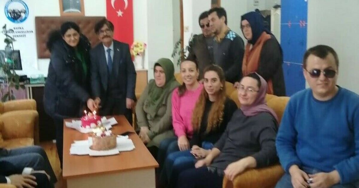 Görme Engellilerden Kurs Öğretmenlerine Sürpriz Öğretmenler Günü Kutlaması