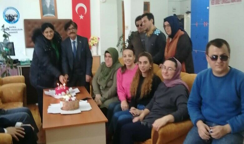 Görme Engellilerden Kurs ÖğretmenlerineSürpriz Öğretmenler Günü Kutlaması - Bafra - 24 Kasım Öğretmenler Günü dolayısıyla Bafra Görme Engelliler Derneği, Gençlik Merkezi'nde devam eden engelli kamu personel seçme sınavı (EKPSS) hazırlık kursu öğretmenlerine sürpriz bir kutlama yaptı.