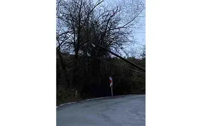 Kavak’ta fırtına direkleri yıktı
