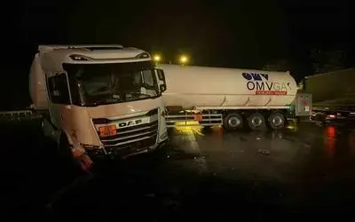 LNG tankeri bariyerlere çarptı: 1 yaralı
