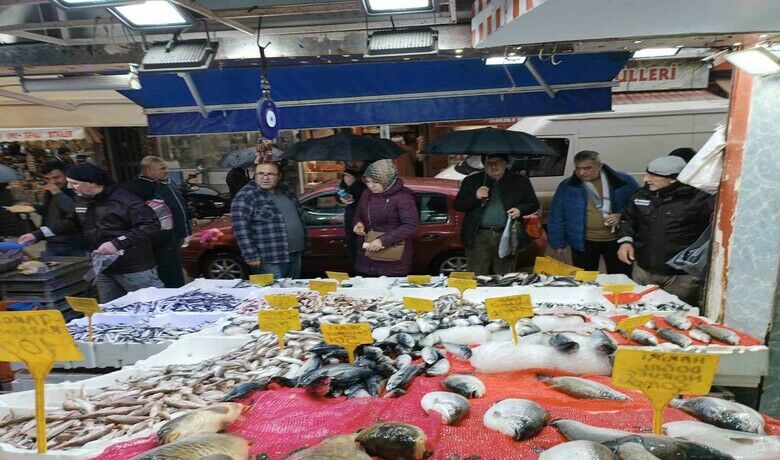 Bu sezon ilk: Kilosu 25 TL’ye düşen hamsi kapış kapış gitti
