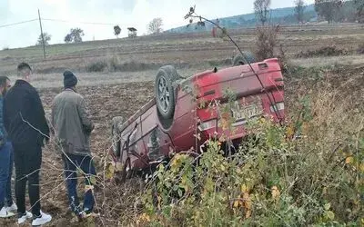 Otomobil tarlaya yuvarlandı: 2 ağır yaralı
