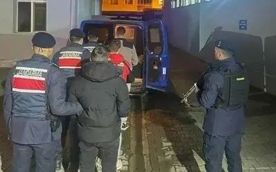 Çaldıkları kredi kartıyla alışveriş yapınca yakalandılar
