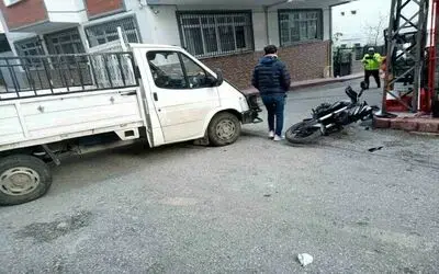 Kamyonetle motosiklet çarpıştı: 1 yaralı
