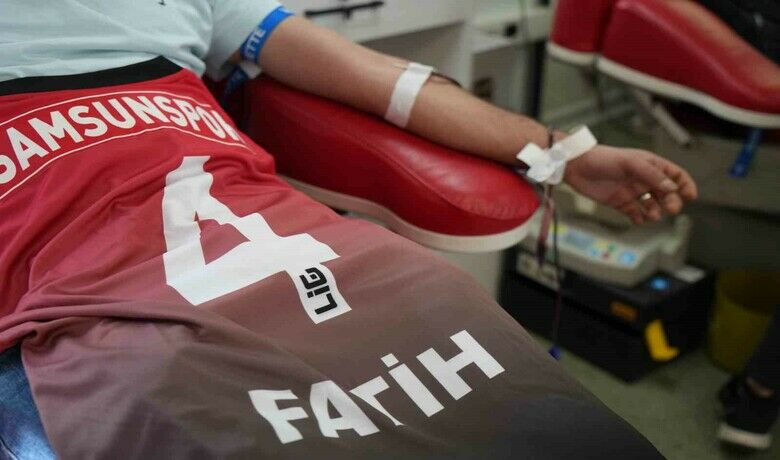 Kan bağışlayan taraftarlara Samsunspor forması ve maç bileti hediye edildi
