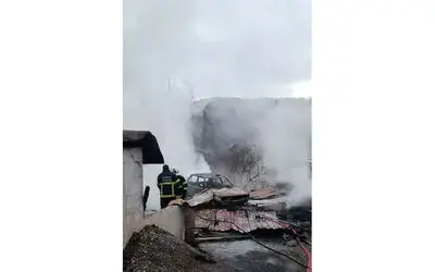 Ahşap ev ve otomobil küle döndü
