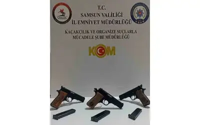 Polis otomobilin kaput kısmına gizlenmiş 3 tabanca ele geçirdi
