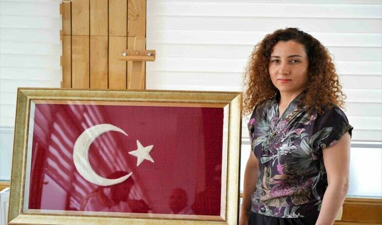 Samsun’da hemşire, Alper Gezeravcı’nın annesine vermek için kilim dokuma tekniği ile Türk bayrağı yaptı
