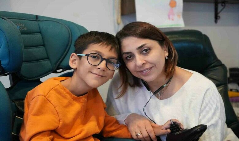 9 yaşında SMA hastası oğlu olan doktordan yenievlenecek çiftlere uyarı: “Erken dönemde SMA taraması yaptırın” - SAMSUN (İHA) – Samsun’da görev yapan ve spinal müsküler atrofi (SMA) Tip 2 hastası 9 yaşında oğlu olan Doktor Esra Işık Tokur yeni evlenecek çiftleri uyardı. Tokur, “Yeni evlenecek bireyler kesinlikle erken dönemde SMA taramalarınızı yaptırmanız gerekiyor” dedi.