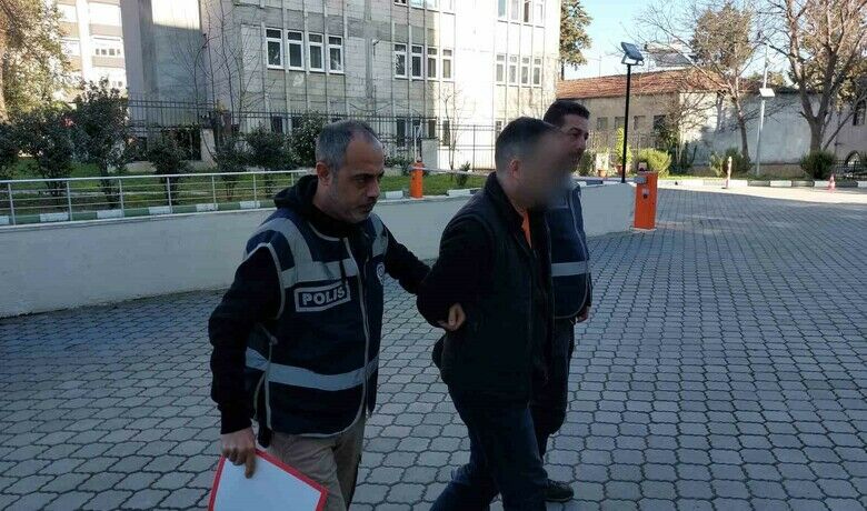 Kasıtlı olarak aracıyla çarptığı polis veannesini yaralayan minibüs sürücüsüne adli kontrol - Samsun’da hastane önünde hastasını araçtan indiren polis memuru ve annesine aracıyla kasıtlı çarpıp yaralanmasına sebep olan minibüs sürücüsü, çıkarıldığı mahkemece adli kontrol şartıyla serbest bırakıldı.