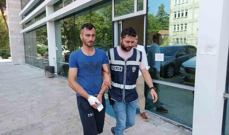 Cinayetten yargılanan sanık: "Bıçağın üzerineatlayınca bıçak saplandı, ben öldürmedim" - Samsun’da içkili restoran çıkışında yaşanan kavgada 1 kişiyi öldüren, 1 kişiyi de bıçakla ağır yaralayan şahsın yargılanmasına başlandı. Tutuklu yargılanan sanık, "Bıçağın üzerine atlayınca bıçak saplandı, ben öldürmedim" dedi.