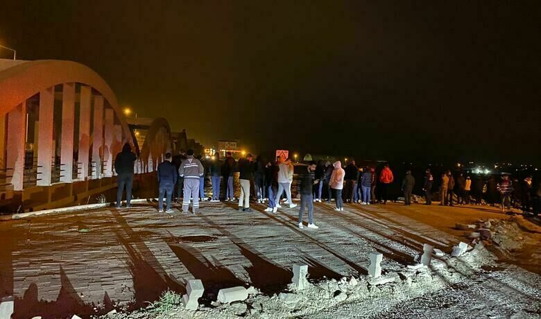İntihar Etmek İçin Köprünün Kemerine Çıktı - Samsun'un Bafra ilçesinde bir kişi intihar etmek için Çetinkaya Köprüsü'nün kemerine çıktı