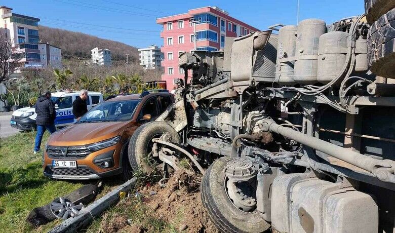 Samsun’da kavşakta kamyon ileotomobil çarpıştı: 2 yaralı - Samsun’da kamyonun kavşakta otomobil ile çarpışması sonucu meydana gelen trafik kazasında 2 kişi yaralandı.