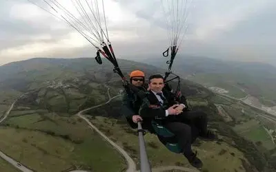 Projelerini paraşütle uçarak anlattı
