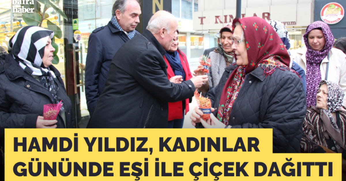 Hamdi Yıldız, Kadınlar Gününde Eşi İle Çiçek Dağıttı