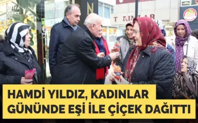 Hamdi Yıldız, Kadınlar Gününde Eşi İle Çiçek Dağıttı