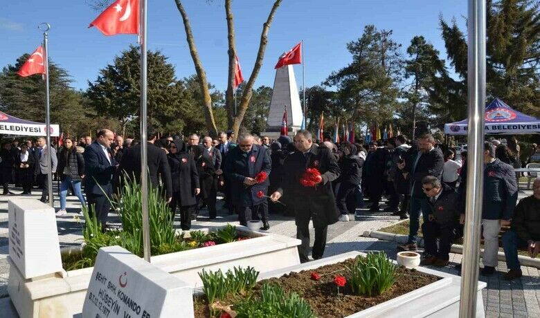 Şehitler Bafra’da dualarla anıldı - Samsun’un Bafra ilçesinde "18 Mart Çanakkale Zaferi ve Şehitler Günü" nedeniyle tören düzenlendi.