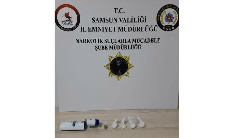 Uçaktaki yolcunun şampuankutusundan uyuşturucu çıktı - İstanbul’dan uçakla Samsun’a gelen yolcunun valizindeki şampuan kutusu içinde uyuşturucu madde ele geçirildi. Yolcu gözaltına alındı.