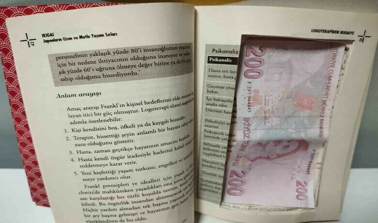 Kitabın arasına gizlenmiş 46adet sahte banknot ele geçirildi - Samsun’da özel olarak kesilmiş kitabın içine gizlenmiş 46 adet sahte 200 TL’lik banknot ele geçirilirken olayla ilgili 2 kişi gözaltına alındı.