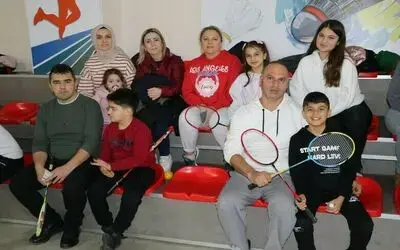Badmintonda aileler yarıştı
