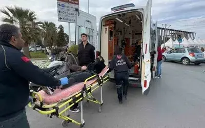 Kaza yapan araç yayaların bulunduğu refüje çıktı, facianın eşiğinden dönüldü
