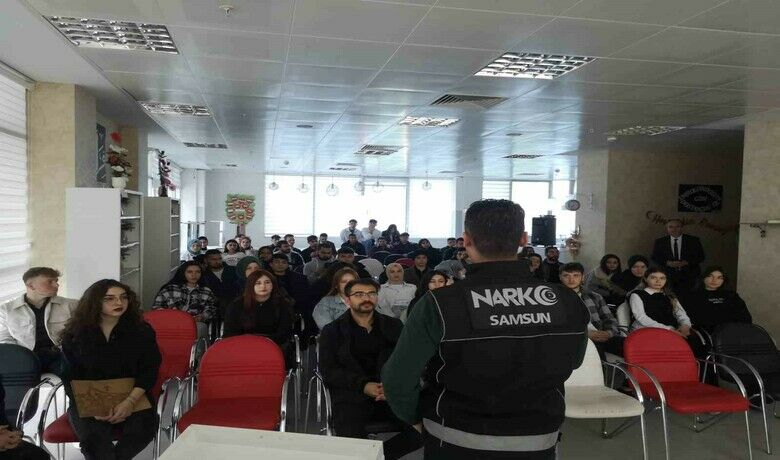 Samsun polisi, uyuşturucuya karşı bilgilendiriyor
 - Samsun’da polis ekipleri tarafından bin 132 vatandaşa uyuşturucuya yönelik bilgilendirme çalışması yapıldı.