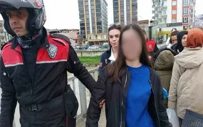 Köprüde intihara kalkışan kız çocuğunu Yunus polisleri ikna etti
