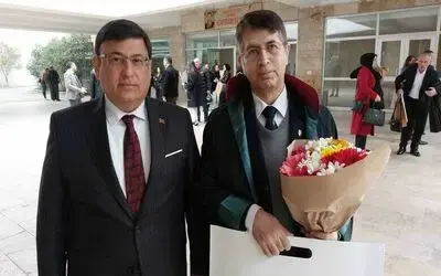 Tıp ve hukuk profesörü 64 yaşında avukatlık stajını tamamlayıp cübbe giydi
