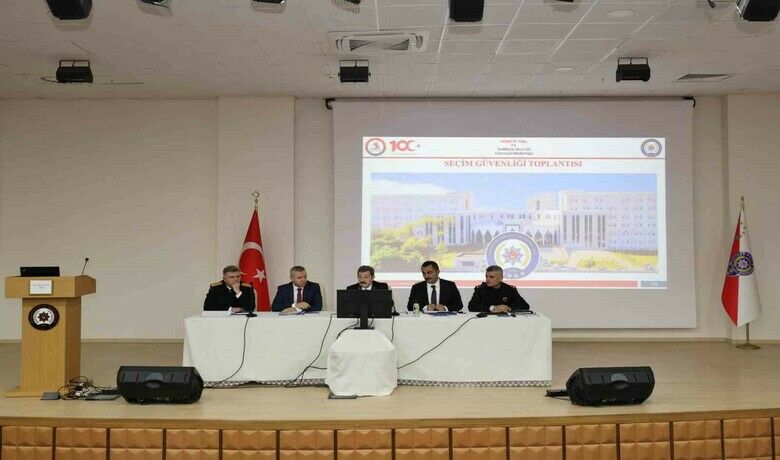 Samsun’da seçim güvenliği için4 bin 634 personel görevlendirildi - SAMSUN (İHA) – Samsun Valisi Orhan Tavlı, 31 Mart 2024 Pazar günü yapılacak olan Mahalli İdareler Genel Seçimlerinde 3 bin 118’i emniyet, bin 442’si jandarma ve 74’ü sahil güvenlik personeli olmak üzere toplam 4 bin 634 personelin görevlendirildiğini açıkladı.