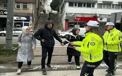 Polislerden trafik kuralları bilgilendirme faaliyeti
