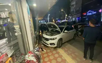 Önce Otomobile Sonra Duvara Çarptı 