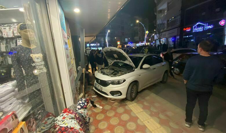 Önce Otomobile Sonra Duvara Çarptı  - Samsun'un Bafra ilçesinde seyir halindeki otomobile çarpan araç duvara çarparak durabildi. 
