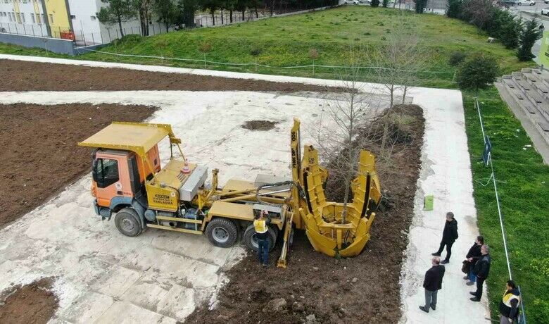 Kütüphane Parkı’nda peyzaj çalışmaları
 - Samsun Büyükşehir Belediyesi, peyzaj düzenleme çalışmasına devam ettiği ’Kütüphane Parkı’na 15-20 yaşlarında çınar ağaçları dikiyor.