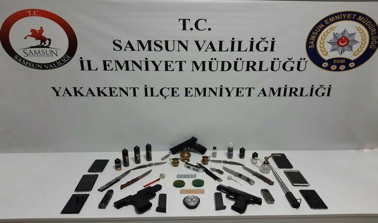 Şüpheli araçta çok sayıda suçaleti ele geçirildi: 2 gözaltı - Samsun’un Yakakent İlçe Emniyet Amirliği ekiplerince yapılan NARVAS uygulamasında şüpheli bir araçta çok sayıda suç aleti ele geçirildi, 1’i kadın 2 kişi gözaltına alındı.