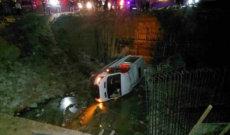 Minibüs çukura düştü: 2 yaralı
 - Samsun’da minibüsün altyapı çalışması için açılan yaklaşık 8 metre derinliğindeki çukura düşmesi sonucu meydana gelen trafik kazasında 2 kişi yaralandı.