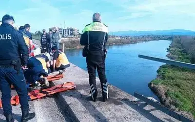 Otomobil bariyere çarptı: 2 yaralı
