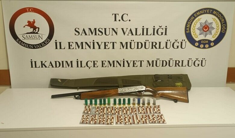 Uygulamaya takılan araçtan 272sentetik ecza hap ele geçirildi - Samsun’da polis ekiplerince uygulama noktasında durdurulan aracın içerisinden 272 adet sentetik ecza hap ve 1 adet tüfek ele geçirildi.