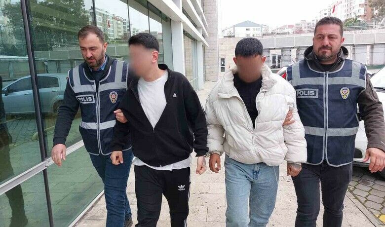 Süit otelde arkadaşlarını bıçaklayıpdarp ederek kameraya kayıt ettiler - Samsun’da iki genç, süit otelde darp edip bıçakladıkları arkadaşlarını kanlar içinde bırakıp olay anını da cep telefonu kamerasına çektiler. Polis tarafından gözaltına alınan 2 kişi çıkarıldıkları mahkemece tutuklandı.