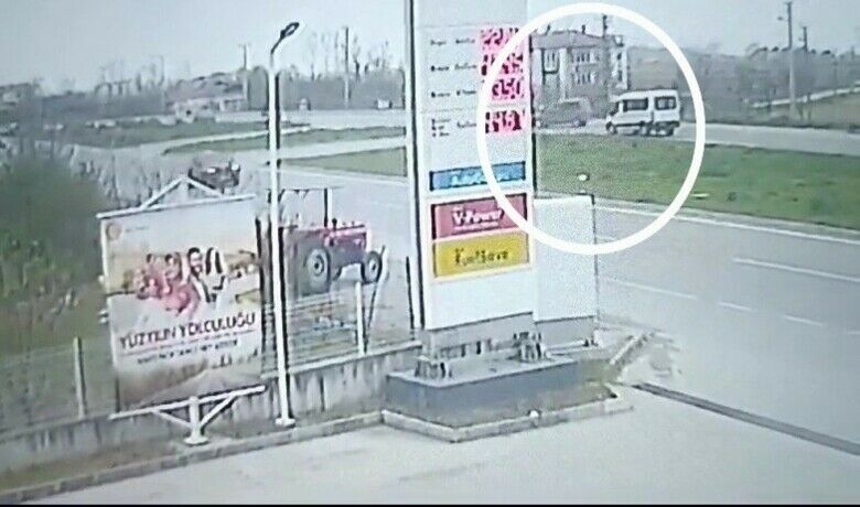 Alaçam'da da trafik kazası: 8 yaralı - Samsun'un Alaçam ilçesinde meydana gelen trafik kazasında 8 kişi yaralanırken, kaza anı güvenlik kamerası tarafından anbean görüntülendi.