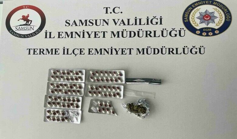 Samsun’da çok sayıdauyuşturucu madde ele geçirildi - Samsun’da emniyet ekiplerince bir ikamette yapılan aramada esrar ve ecstasy maddesi, bir araç içerisinde bulunan şahıslar üzerinde yapılan aramada ise çok sayıda sentetik ecza ele geçirildi. Olayla ilgili toplamda 7 kişi gözaltına alındı.