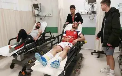 Amatör maçta havada çarpışan futbolcular kanlar içinde kalarak  hastanelik oldu
