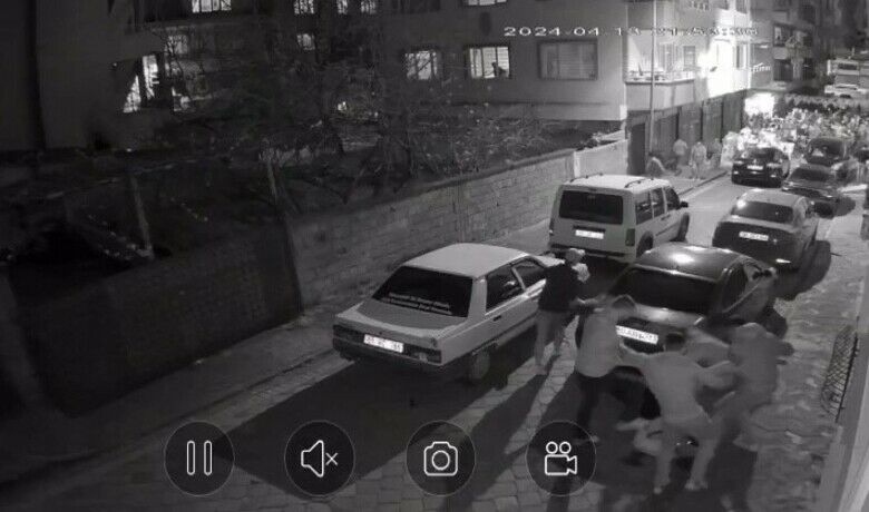 Asker eğlencesindeki kavgadandehşete düşüren görüntüler - Samsun’da 1 kişinin darp ve bıçakla yaralandığı asker eğlencesindeki linç girişiminin görüntüsü görenleri dehşete düşürdü.