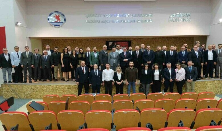 Bafra'da ‘Sürdürülebilir Turizm’ paneli düzenlendi - Samsun’un Bafra ilçesinde 15 Nisan Turizm Haftası dolayısıyla ‘Sürdürülebilir Turizm’ konulu panel düzenlendi. Panelde Samsun’un turizm potansiyelinin arttırılması adına yapılması gerekenler ele alındı.