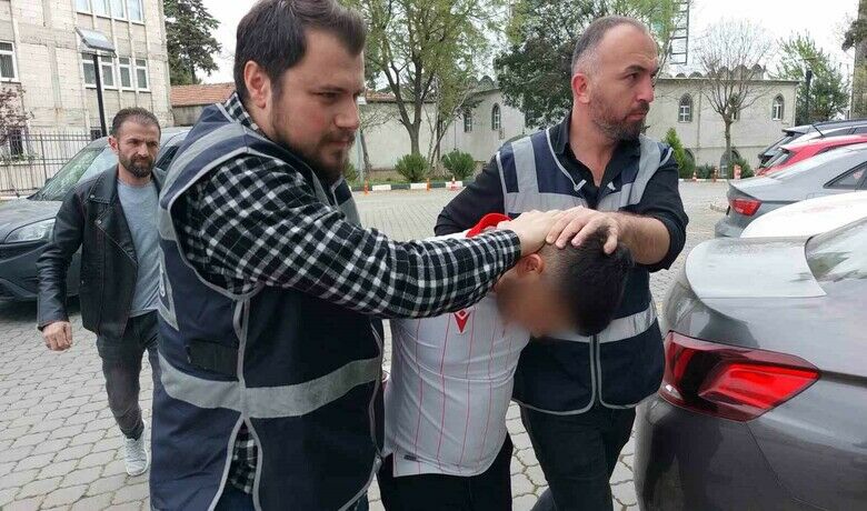 Samsun’da pompalı tüfekle 3kişiyi yaralayan şahıs yakalandı - Samsun’da pompalı tüfekle 3 kişiyi yaralayan şahıs polis tarafından yakalanırken, şahsın ayrıca hakkında 22 yıl 2 ay 10 gün kesinleşmiş hapis cezasının bulunduğu ortaya çıktı.