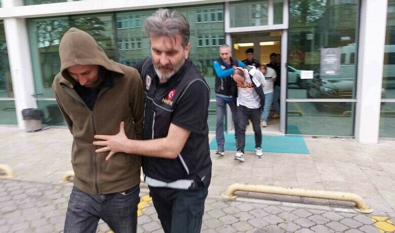 Samsun’da 4 kişiuyuşturucu ticaretinden tutuklandı - Samsun’da uyuşturucu ticaretinden gözaltına alınan 4 kişi çıkarıldıkları mahkemece tutuklanarak cezaevine gönderildi.