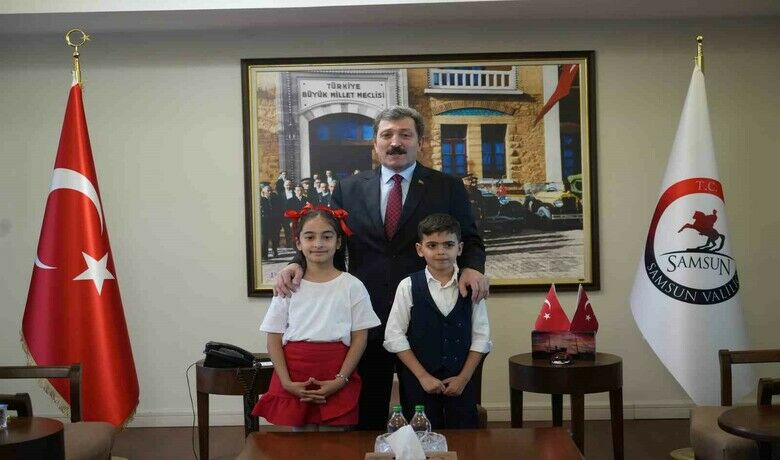 Samsun Valisi Tavlı,makam koltuğunu çocuklara devretti - Samsun Valisi Orhan Tavlı, 23 Nisan Ulusal Egemenlik ve Çocuk Bayramı’nda makam koltuğunu çocuklara devretti. Öğrencilerin ilk istek ve temennileri çocuk oyun alanlarının ve okullarda Samsunspor sevgisinin artırılması oldu.