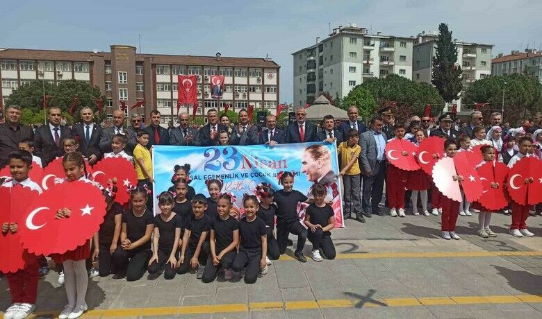 Bafra ve Alaçam’da 23 Nisan coşkuyla kutlandı
 - Samsun’un Bafra ve Alaçam  ilçesinde 23 Nisan Ulusal Egemenlik ve Çocuk Bayramının 104. yılı coşkuyla kutlandı.