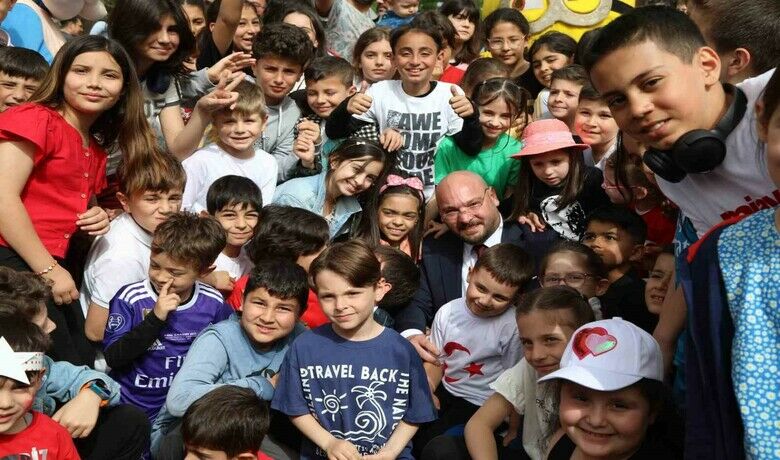 Başkan Türkel: “Gençlerin projeleriniel birliğiyle hayata geçireceğiz” - Atakum Belediye Başkanı Serhat Türkel, “Gençler, artık Serhat abiniz var. Lütfen projelerinizle, bırakacağınız izlerle gelin. O projeleri hayata geçirmek için ne gerekiyorsa yapacağım ve el birliğiyle projelerinizi hayata geçireceğiz” dedi.